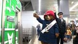 英国紳士のクマ「パディントン」が静岡鉄道で1日駅長に子どもと一緒に「出発進行!」=静岡市|TBS NEWS DIG
