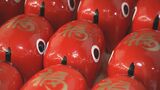 体の“黒い斑点”は何?人気民芸品「赤べこ」のヒミツに迫る 福島 | 福島のニュース│TUF