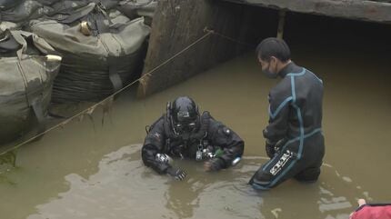 底に何か掘ってありますが不明 もう時間ない」海底に沈んだ183人、国調査進まず市民団体が潜水 | 毎日新聞