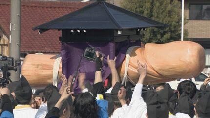 巨大な男性のシンボル 載せた神輿が掛け声とともに街を練り歩く 外国人