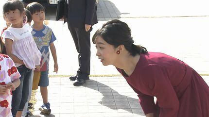 涙ぐむ受賞者に佳子さまがハンカチを…ウクライナ人陶芸家「世の中で一