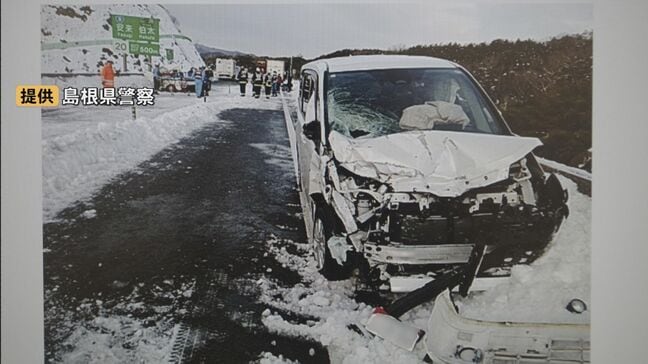 山陰道で車4台絡む多重事故　路面は圧雪凍結・ブラックアイスバーン状態…軽トラックがスリップして対向車線にはみ出したか　現場はワイヤーロープのない片側1車線区間|TBS NEWS DIG