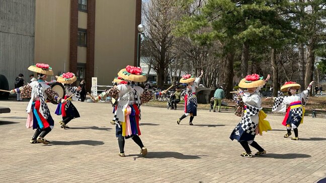 岩手大学の民俗芸能サークルがゲリラライブで「三本柳さんさ踊り」披露 新入生や在校生が足を止めて見入る 盛岡市|TBS NEWS DIG