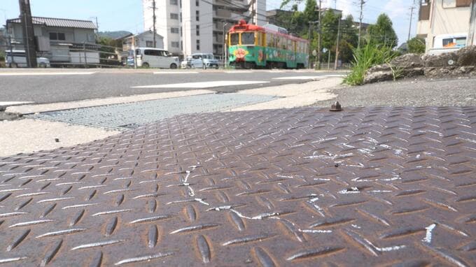 車が追突、歩行者の74歳女性が死亡…車運転の18歳男を現行犯逮捕　路面電車が並走する片側1車線の国道【高知】　|　高知のニュース・天気｜KUTV NEWS | KUTVテレビ高知