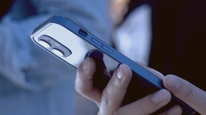 スマホデビュー「小学生のうち」が過半数も…トラブルの経験は2割に…子どもに初めてスマホを持たせた親への調査で