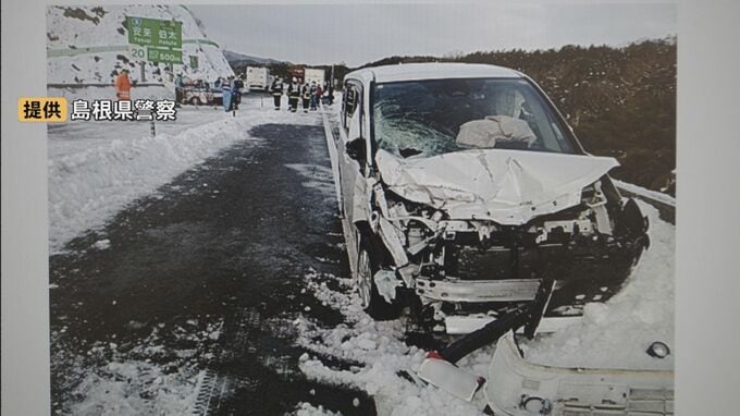 山陰道で車4台絡む多重事故　路面は圧雪凍結・ブラックアイスバーン状態…軽トラックがスリップして対向車線にはみ出したか　現場はワイヤーロープのない片側1車線区間|TBS NEWS DIG