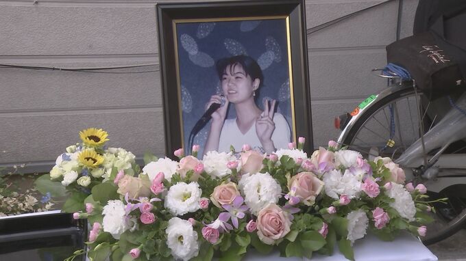 「上智大生放火殺人事件」から未解決のまま27年　関係者による献花式　父・小林賢二さんらが柴又駅前で情報提供を呼びかけ|TBS NEWS DIG