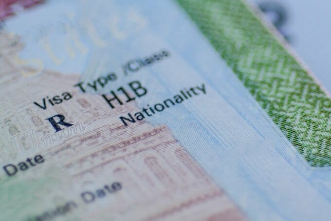 米就労ビザH-1B､米政権が10万ドルの新手数料導入を提案-無効判決受け