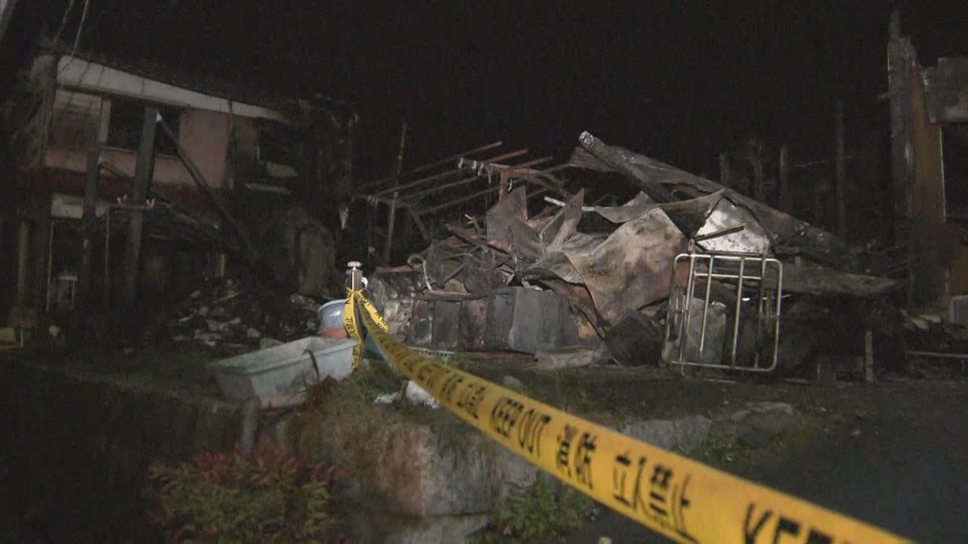 木造住宅２棟が全焼 焼け跡から遺体 住人の71歳男性か