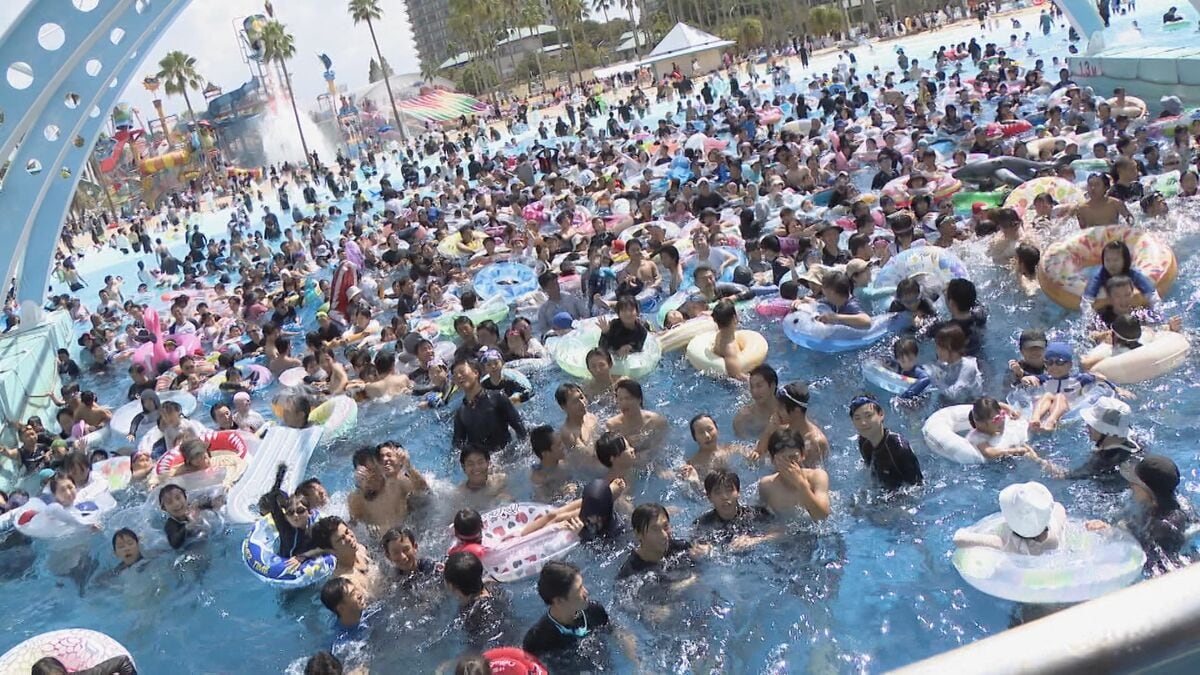 まるで真夏の風景…ナガシマスパーランド プール大盛況 営業期間延長し9