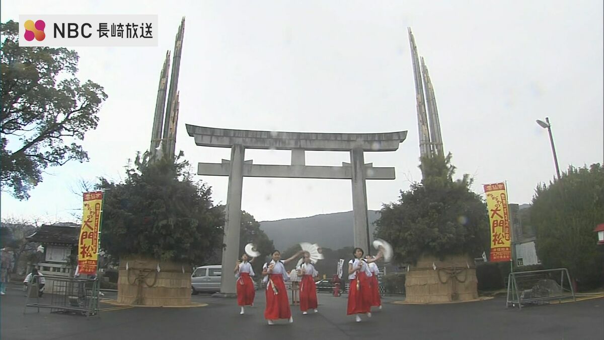 鳥居よりう～んと高い！約13メートルの大門松が完成 | 長崎のニュース