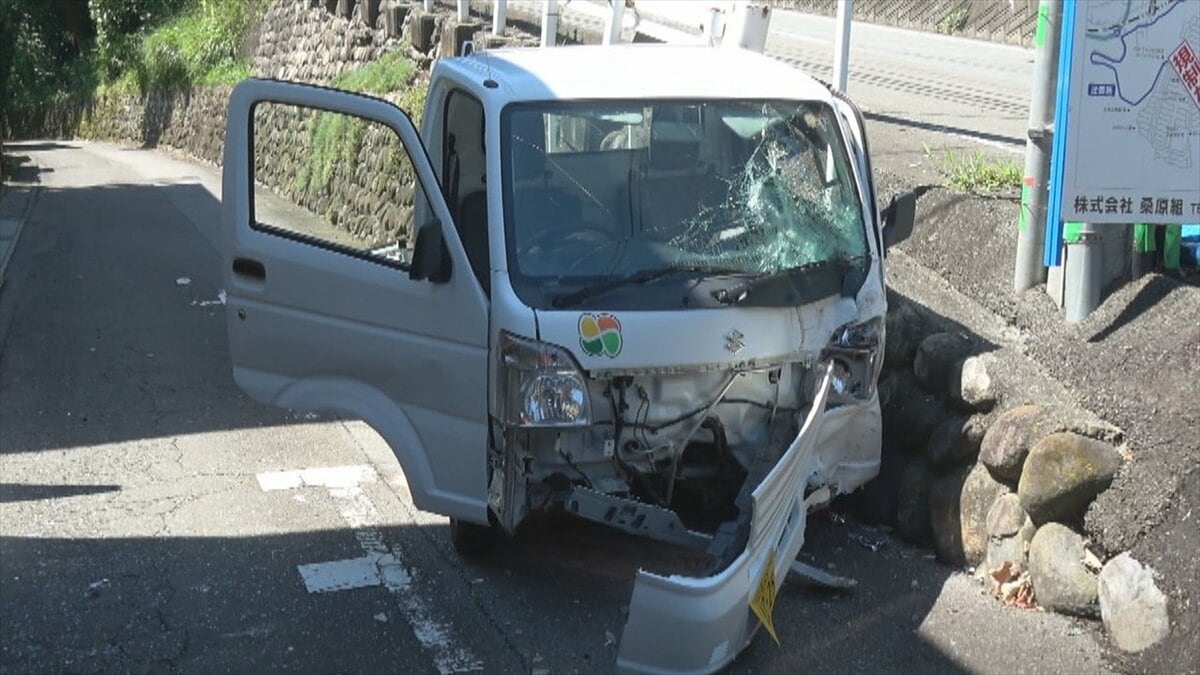 80歳の男性が軽トラで建物に突っ込む事故 バンパーは大破、フロント