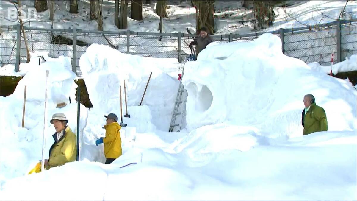 サムネイル_「暑くて何枚も脱いだ」季節外れの陽気に負けぬ雪像づくりの“職人技”『十日町雪まつり』は20日夜に開幕 新潟・十日町市