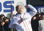 【 佐野慈紀 】 学童野球大会の始球式に登板 「残念ながらストライクとは行きませんでしたが 少しは盛り上げたなと。。。ニガワライ」|TBS NEWS DIG