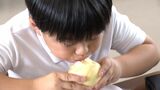 岡山特産の白桃 丸ごと1玉が給食のデザートに　産地の小学校で行われた食育授業で「今まで見た桃よりめっちゃ白かった」【岡山】　|　岡山・香川のニュース | 天気 | RSK山陽放送