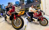 【 レイザーラモンRG 】 「ヨネダ2000が『あ…あのバイクはRGさんのですか…ッ?カッコいい…!』とホメてくれたので乗せてみました!」 愛車に跨がるショットを公開|TBS NEWS DIG
