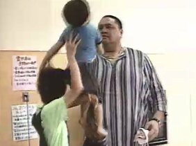 【追悼】元横綱・曙さん 力強く被災者を応援 新潟県中越沖地震の直後に避難所を訪問(2007年7月)|TBS NEWS DIG