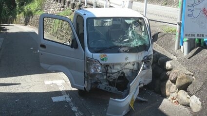 ミニキャブトラック　軽トラ　ホワイト 軽トラック フロントバンパー破損　茨城 80歳の男性が軽トラで建物に突っ込む事故 バンパーは大破、フロント