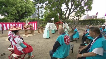早乙女姿の巫女が苗を植え付け ”豊作””農業発展”祈る「御田植祭