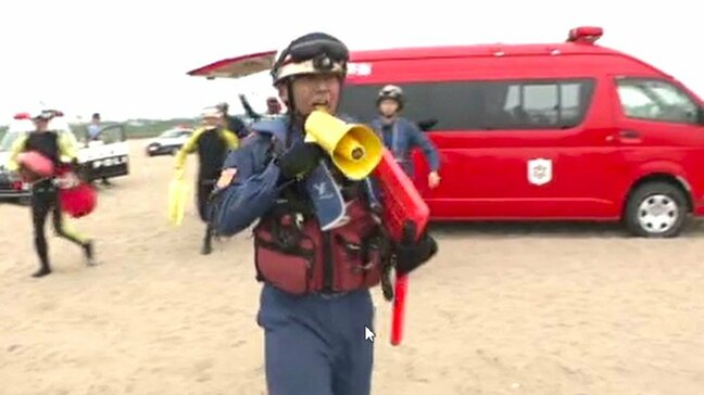 内灘海岸で水難救助訓練 既に石川県内では5人死亡…海水浴シーズンを前に事故を防ぐため消防・海保が連携強化|TBS NEWS DIG