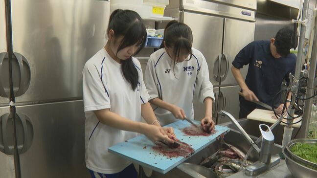 刺身の盛り付け・館内放送・ブラシで床掃除も　高校生が道の駅で職場体験「人気の理由も分かった！」|TBS NEWS DIG