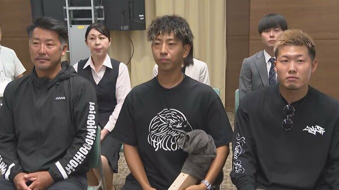 車ごと海に転落…とっさの判断で高齢夫婦を救出　ライフジャケットと船で対応、釣り仲間3人に感謝状　|　大分のニュース｜OBS NEWS｜大分放送