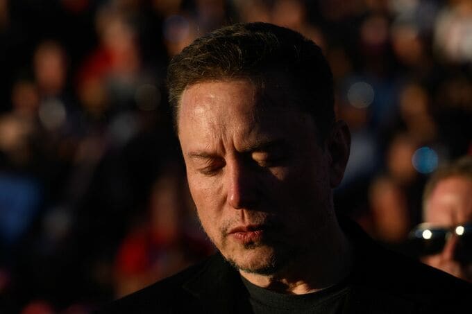 マスク氏、ロボタクシーにテスラの未来託す－販売減速し課題山積も