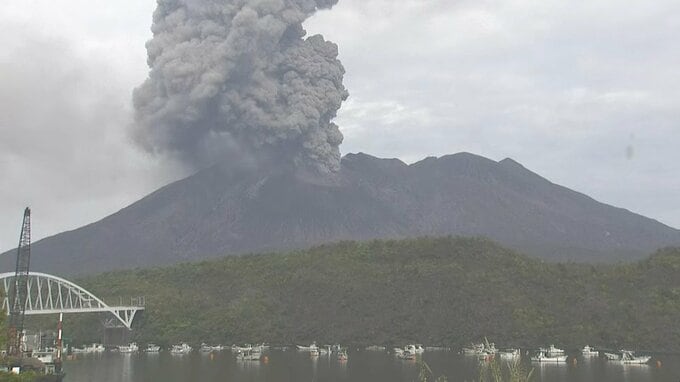 桜島が爆発　噴煙2900メートル　9合目まで噴石【きょうの降灰予報】鹿児島・宮崎|TBS NEWS DIG