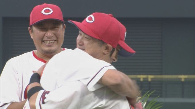 「もう少し野球をやらせて下さい！」　今季最終戦を終えたカープ　試合後のセレモニーで新井監督が思わぬ"無茶ぶり"　今季限りでカープを去る田中広輔、松山竜平、上本崇司が大観衆の前で別れの挨拶　|　RCC NEWS | 広島ニュース | RCC中国放送