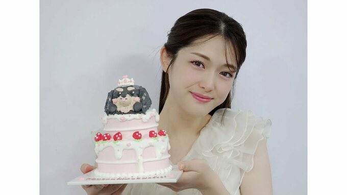 【松村沙友理】誕生日を報告「13歳です」とユーモア投稿　白いフリルドレス姿で「巨大プレゼント」に子どものような笑顔|TBS NEWS DIG