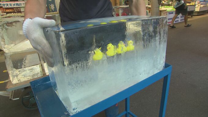 4年ぶりに触れられるように 近江町市場に夏の風物詩「氷柱」お目見え 金沢市　|　石川県のニュース｜MRO北陸放送
