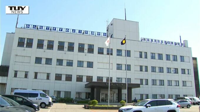 警察官などになりすまし...現金の入った紙袋を回収した「受け子」とみられる女(32)を逮捕　70代女性から現金1000万円だましとる|TBS NEWS DIG