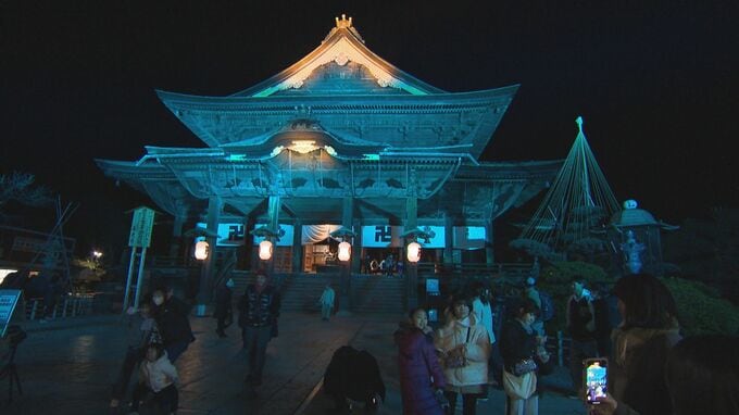 本堂が「碧色」に…善光寺をライトアップ　長野灯明まつり始まる　公園には600個の灯ろうも|TBS NEWS DIG