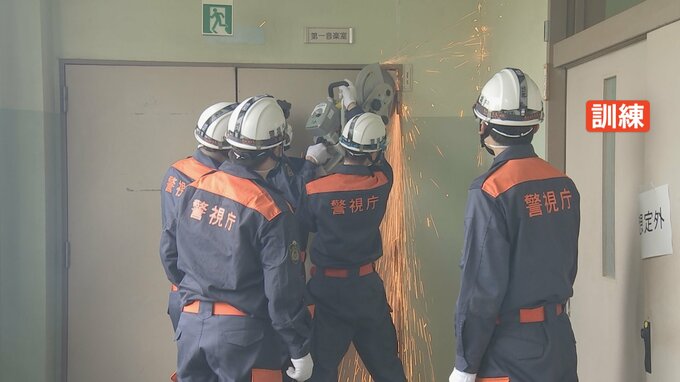 首都直下地震で落下物の下敷きになり取り残された人を想定　警視庁が救助訓練　建て替え控えた渋谷区立代々木中学校の旧校舎で実施|TBS NEWS DIG