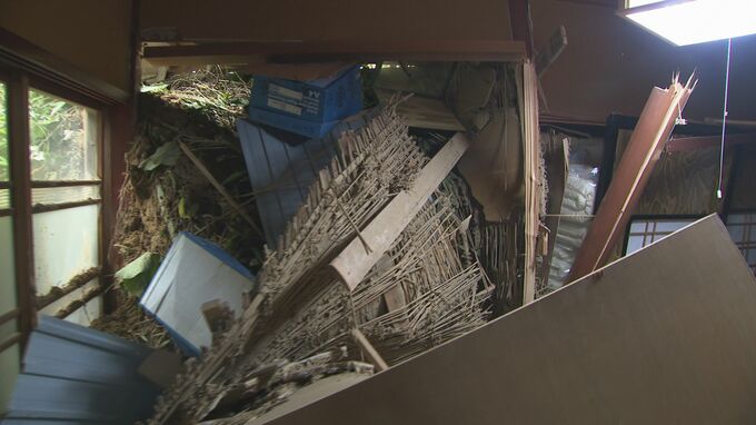 「取り壊すしかない」室内に土砂が流れ込む被害 猛烈な雨が降った被災地 真夏日観測の中復旧作業 石川・かほく市　|　石川県のニュース｜MRO北陸放送