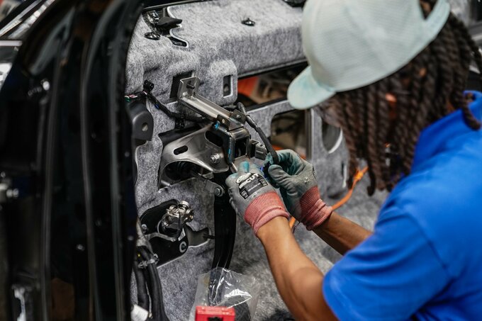 米製造業生産、今年初の低下－コスト上昇響き予想外に落ち込む