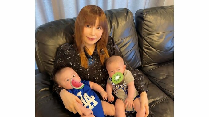 【 中川翔子 】 「ぜんぶ今だけの尊い瞬間！」　双子の赤ちゃんに絵本読み聞かせ　フルーツアートも挑戦|TBS NEWS DIG