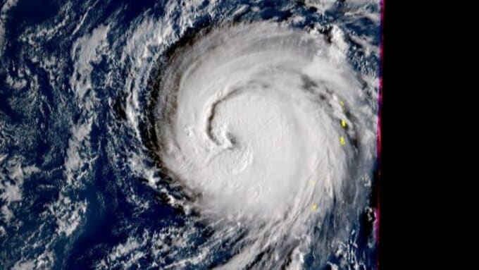 【台風情報・7日午後4時更新】“台風の目”くっきり…　台風22号「強い」勢力・暴風域伴い時速15キロで北上中　予定早まり8日までに「非常に強い」勢力まで発達か　列島へ接近も手前で“急カーブ”か　最新進路は？【雨風シミュレーション】|TBS NEWS DIG