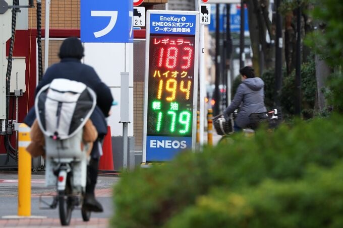 円相場160円間近、原油輸入価格押し上げ懸念も－経済にダブルパンチ