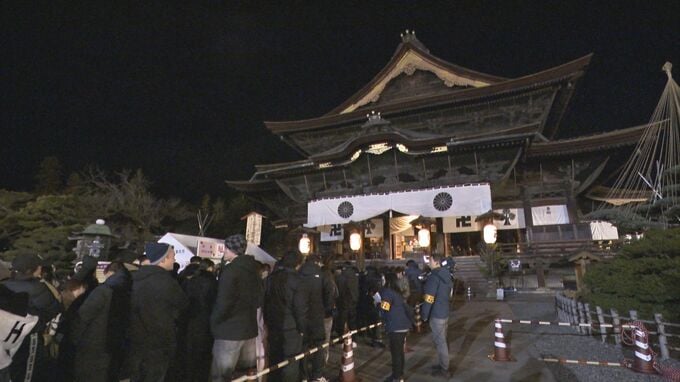 「ウマくいく年に！」「1年強く生きたい」善光寺で二年参りにぎわう　|　SBC NEWS | 長野のニュース | SBC信越放送