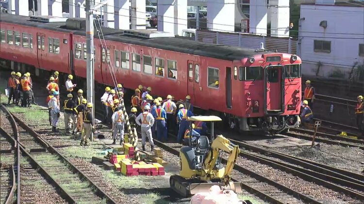 JR回送列車の脱線現場で復旧作業続く 津山線の岡山駅ー法界院駅間 24日