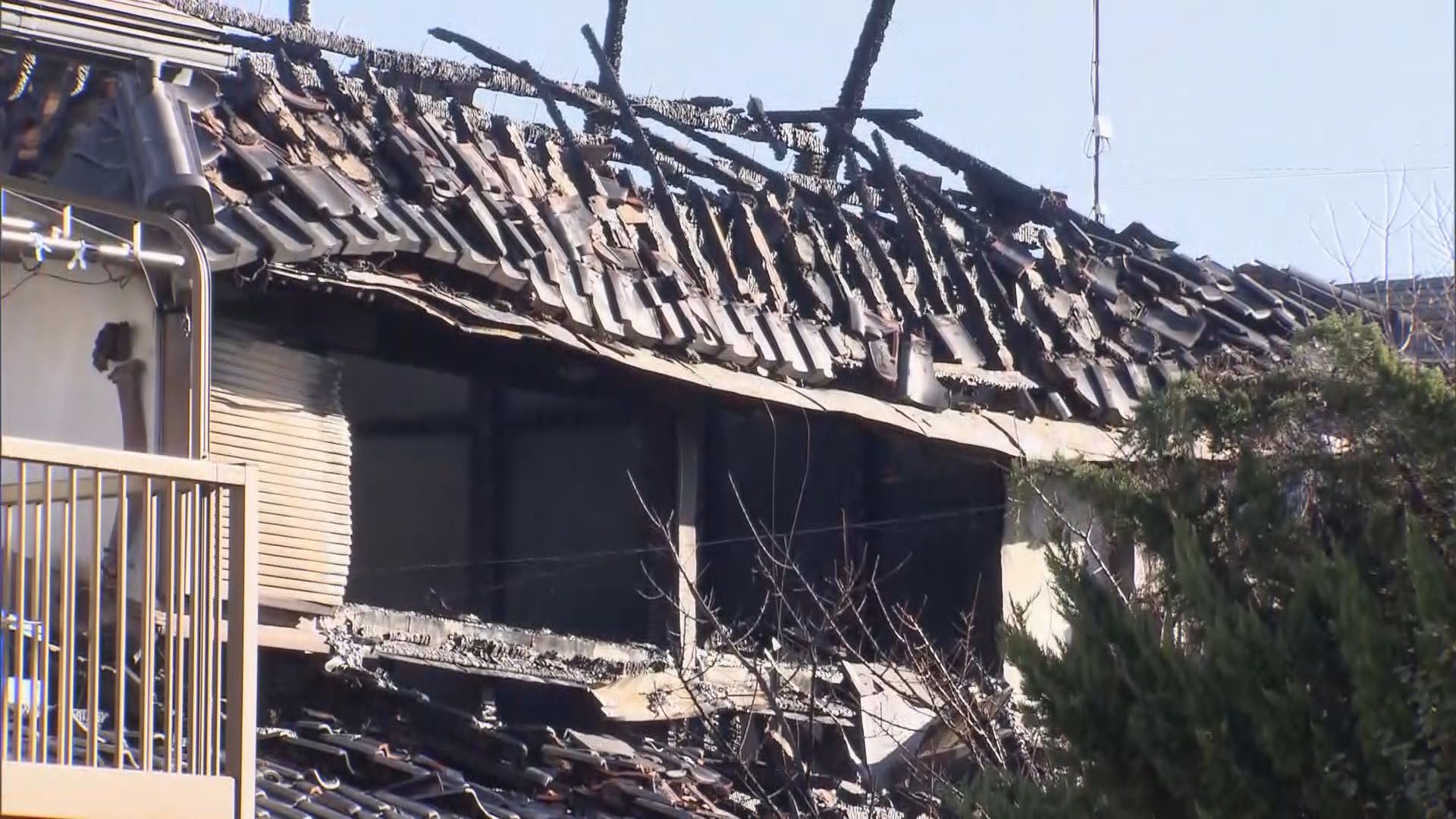 住宅全焼で焼け跡から2人の遺体 住民夫婦か 「建物が燃えている。避難できていない」と息子から通報