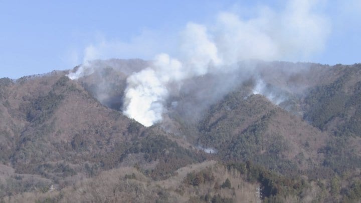 山林火災7日目 大月市側を中心に延焼拡大 182ヘクタールの山林などが