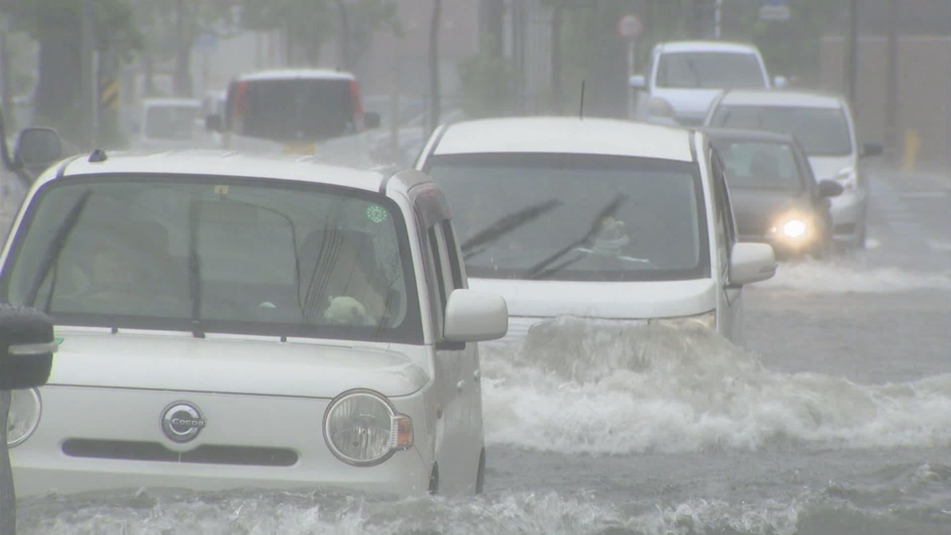 道路冠水で車が立ち往生 島根県「松江」で記録的大雨 3時間雨量「観測