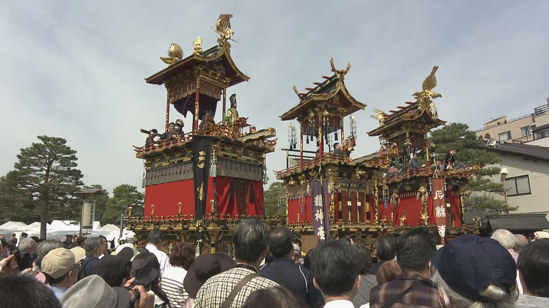 絢爛豪華な祭り屋台が春の飛騨路を彩る　“春の高山祭”2日目も晴天　人出は去年を上回る約18万人の見込み