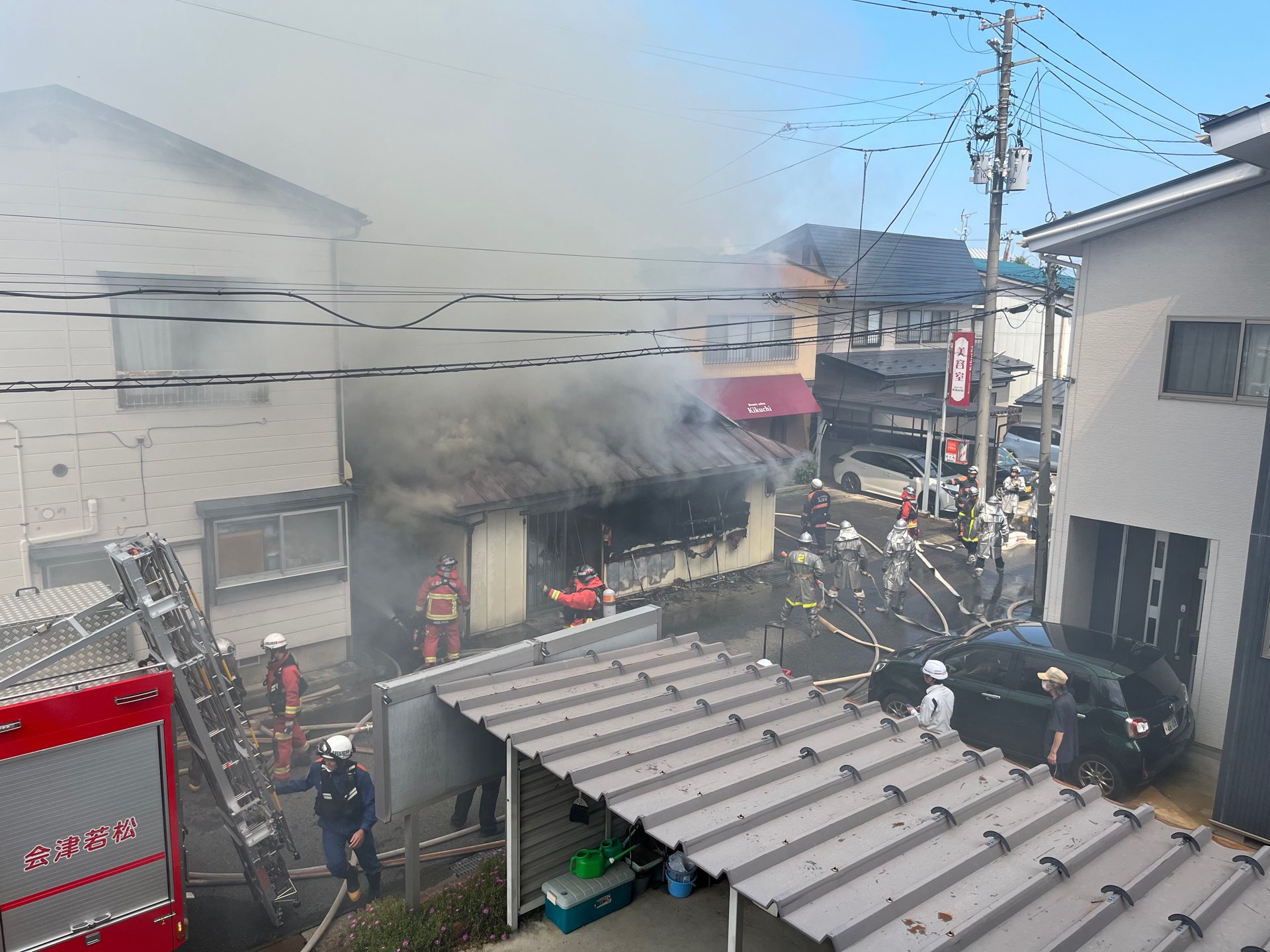 続報】「バンバンバンと爆発音が」住宅火災で70代男性やけど 駅近くの