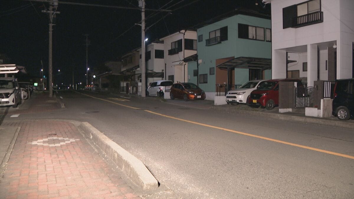 頭から血を流して倒れている男性が見つかる　警察はひき逃げ事件とみて捜査　男性は50代くらいで重体の模様