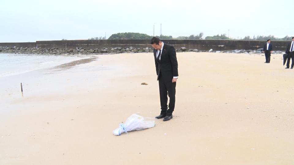 黄川田沖縄担当大臣　辺野古沖の転覆事故現場近くで献花