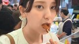 【山崎紘菜】秋の京都で「#食べてばっかり」串食べ歩き動画で親しげな仕草「もぐもぐかわいい」|TBS NEWS DIG