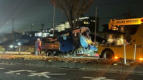 道路上で作業のため止まっていたトラック2台にトラックが追突 作業員の男性2人死亡 さいたま・桜区|TBS NEWS DIG